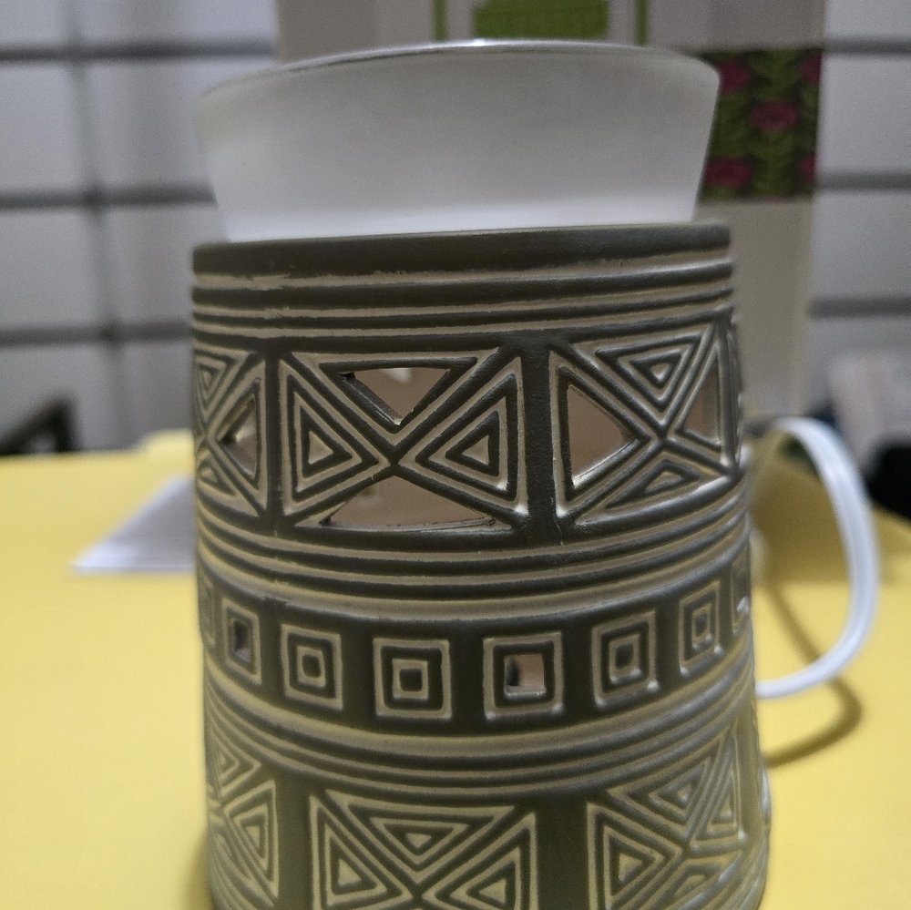 Scentsy Ceramic warmer with Geometric Design